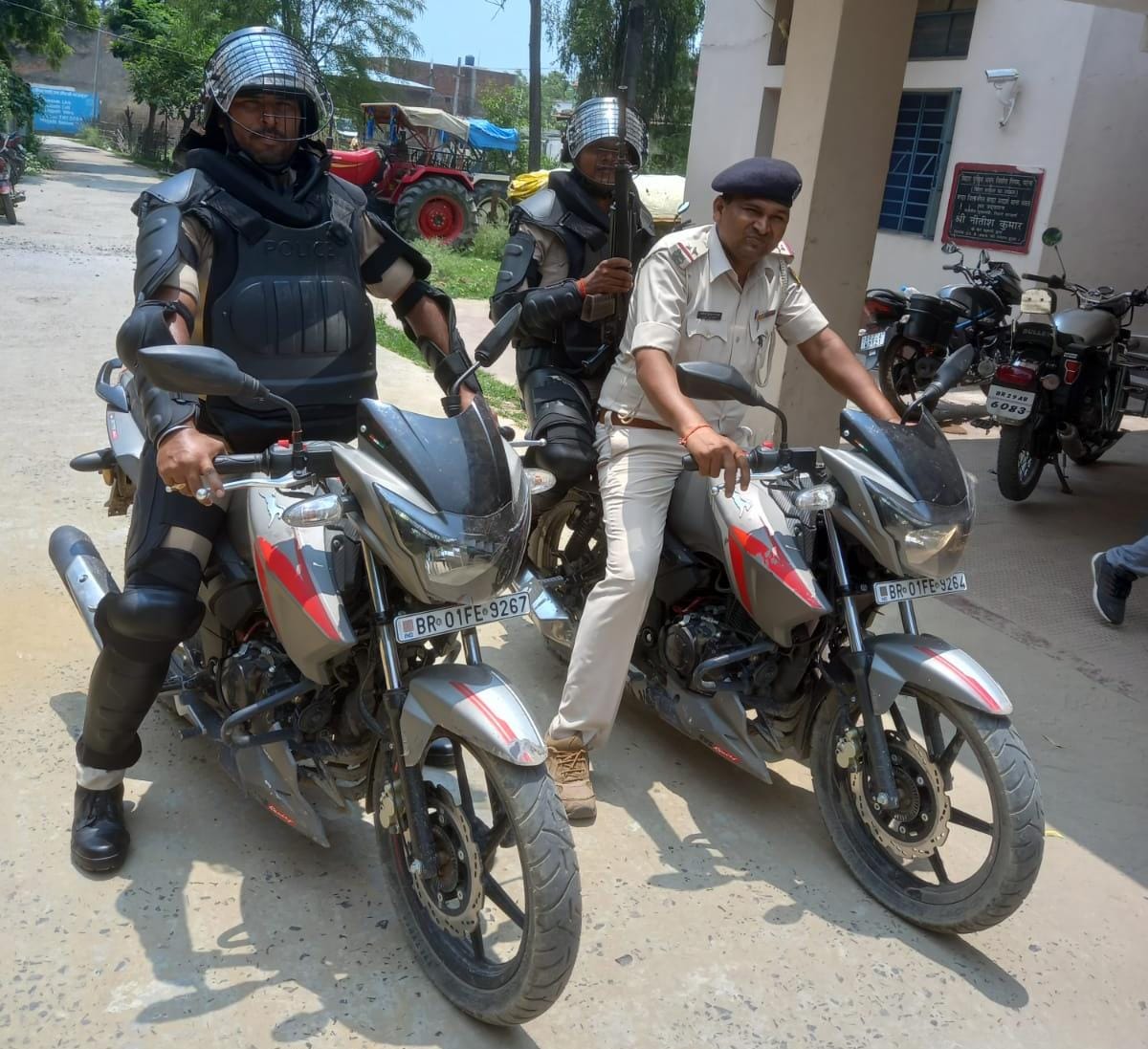अपराधियों पर नकेल कसने के लिए पुलिस प्रशासन ने की एक नई पहल, नगर में बाइक से पुलिस जवान कर रहे हैं गस्ती
