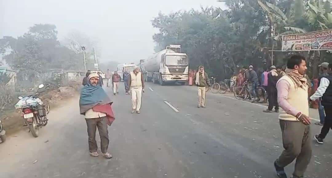 बस और ट्रक की भीषण टक्कर में 55 से 60 यात्री हुए घायल, शंकर चौक एनएच 28 चंदचोर पंचायत की घटना